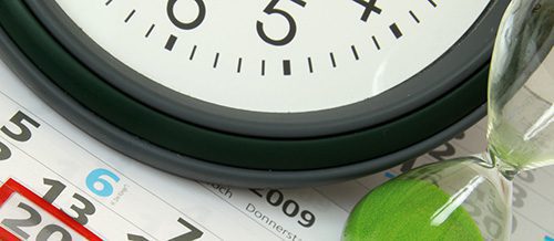 Uhr, Sanduhr und Kalender symbolisieren die aktuellen Lieferzeiten