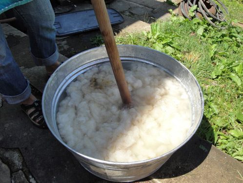 Wolle wird im Eimer gewaschen